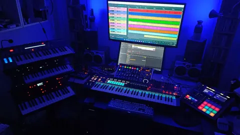 SOUNDSAAR recording studio, workspace behind Aumixys